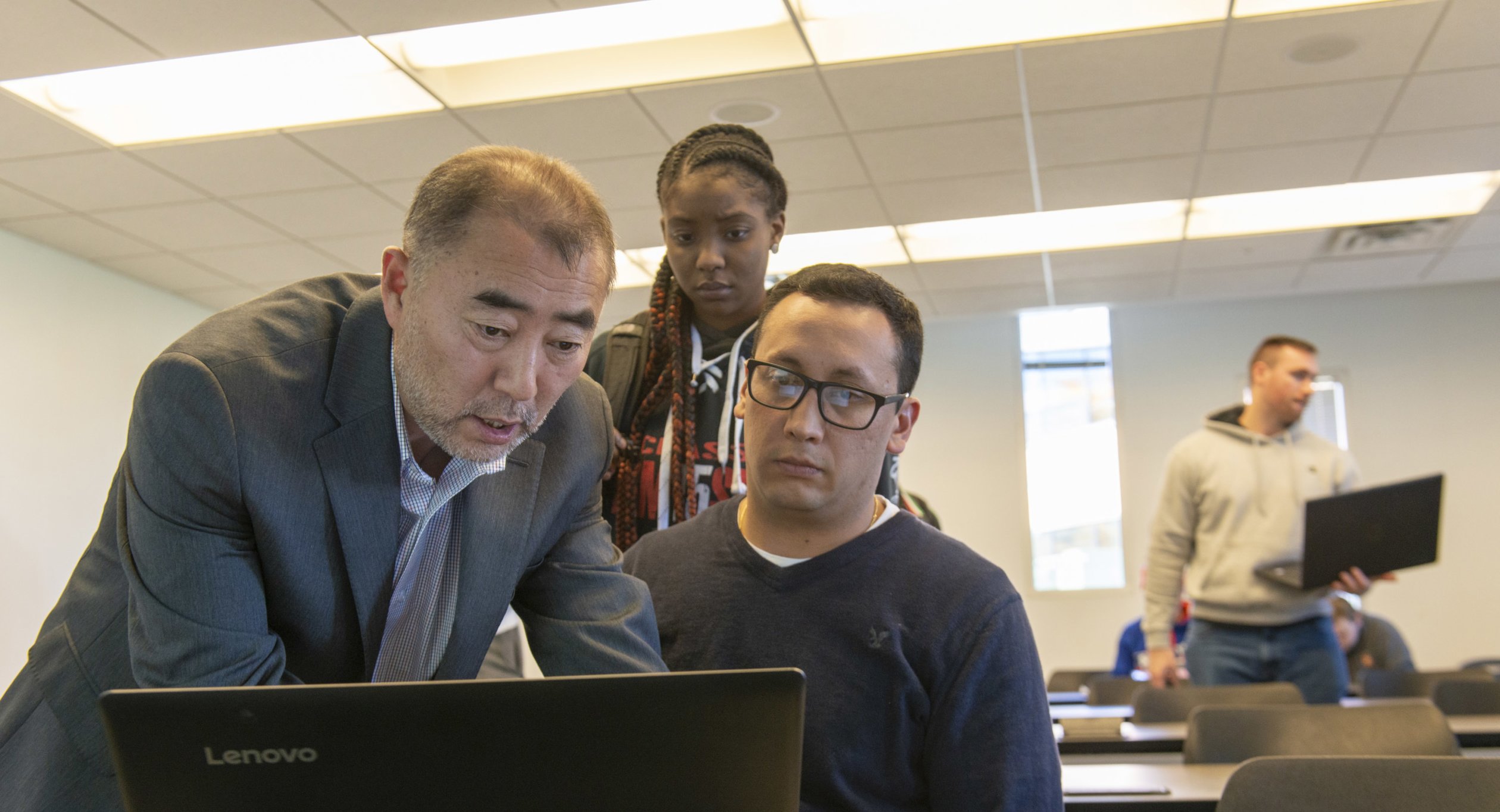 Kyung-Seok Choo teaching with students 0339