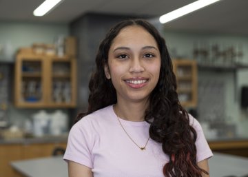 Yamilet Taveras in lab cropped